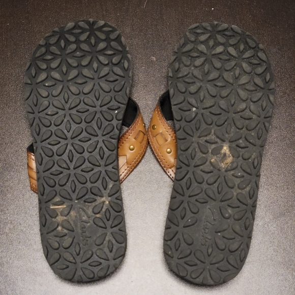 Clarks Flip Flops - Picture 4 of 6